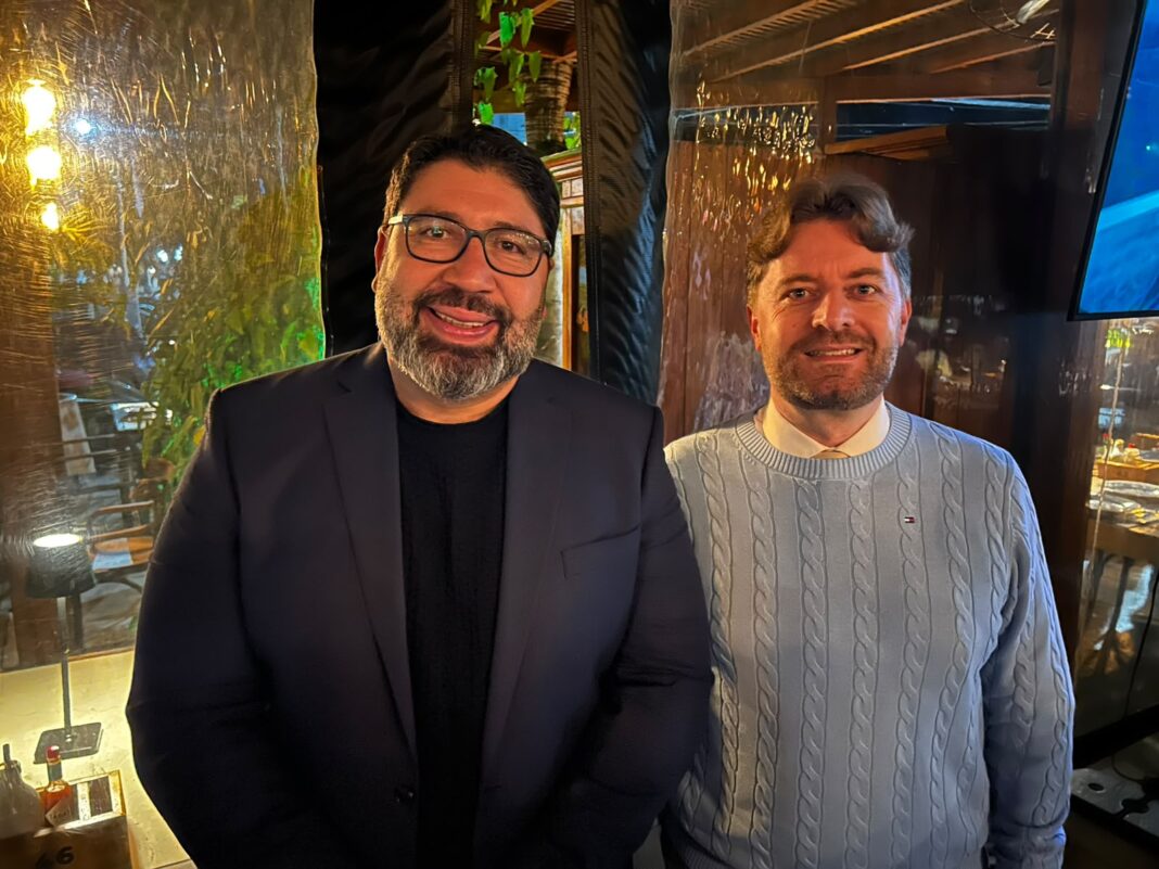 Mohamad e o reitor João Jorge (Foto: Renata Rutes)