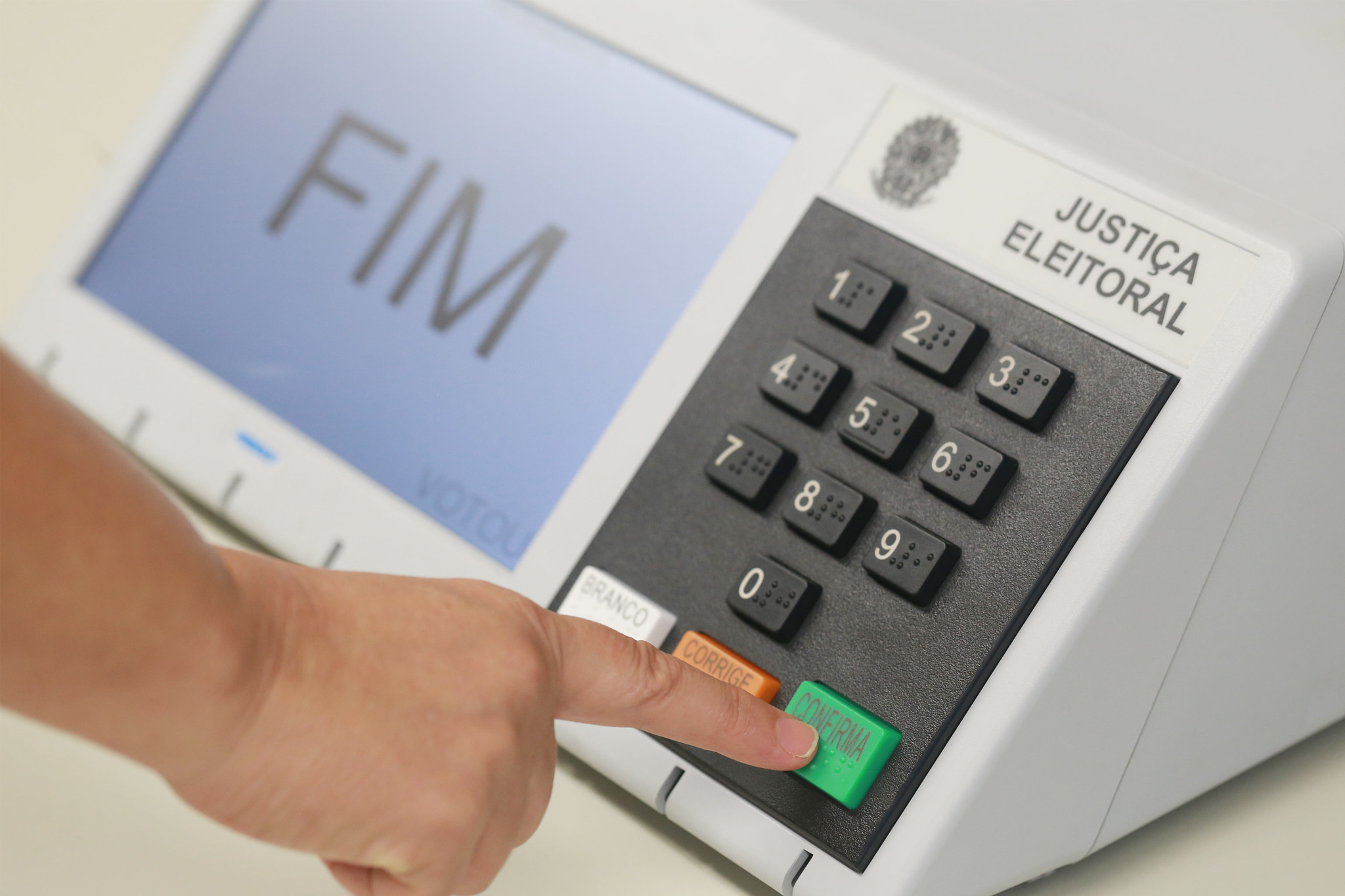 Abstenção e voto útil explicam Flávio Bolsonaro na frente de Lula no 1º turno, dizem especialistas