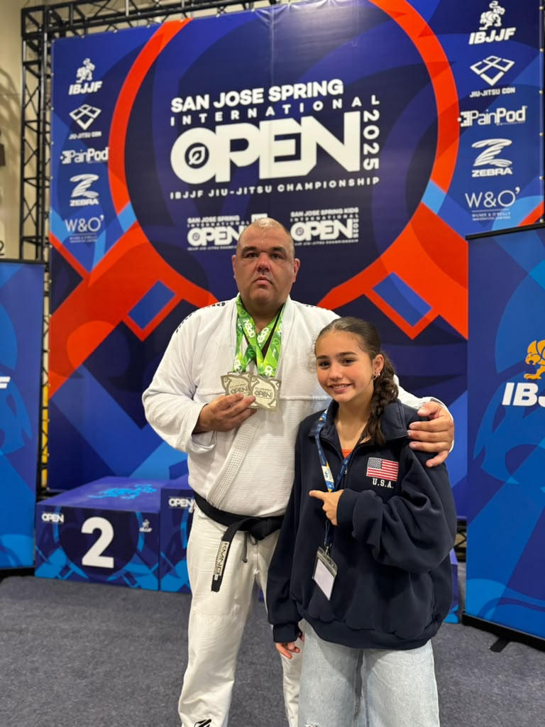 Valentina com o pai, seu professor e mestre (Divulgação)