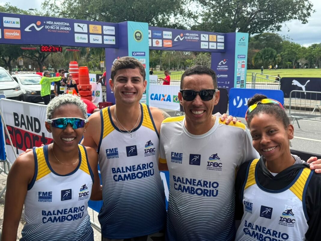Antônia Keyla, Guilherme, o técnico Diogo Gamboa e Bruna (Divulgação/IABC/FMEBC)