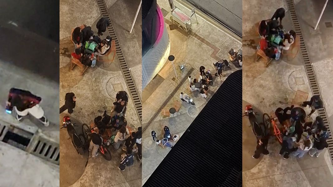 Da esquerda para a direita: o jovem que esconde a caixa de som no bueiro para enganar as forças de segurança e os grupos que permanecem no local. (Crédito: leitor)
