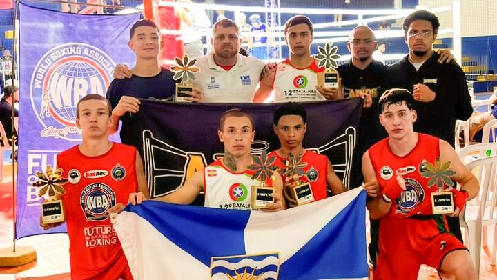 Treinador Presunto e seus campeões (Divulgação/FMEBC)