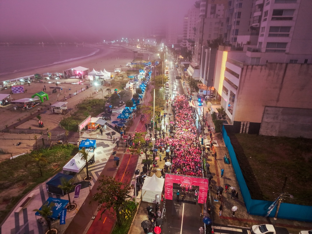 Além de corridas na orla de Balneário Camboriú e da tradicional corrida infantil, evento exclusivo para mulheres reafirma seu papel de acolhimento para atletas iniciantes e experientes (Foto: G2 Filmes/Corre Brasil)