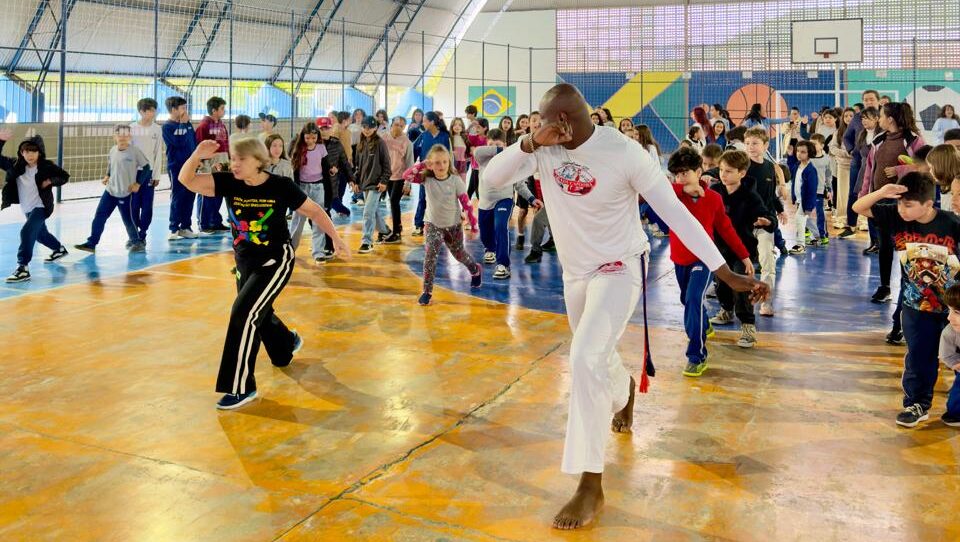 A diretora de Educação Especial, Evori que já trabalhou com capoeira inclusiva e o professor fizeram uma aula da modalidade no CEM Armando Ghislandi (Divulgação/SEDUC/BC)