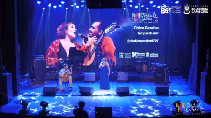 Na edição 2025, ‘Tempos do Mar’ teve grande destaque: Bárbara Damásio venceu como Melhor Intérprete, enquanto Chico Saraiva recebeu também os reconhecimentos de Melhor Instrumentista, Melhor Artista Solo e Melhor Arranjo. Na foto, os campeões Chico Saraiva e Bárbara Damásio (Foto: Reprodução/FCBC)