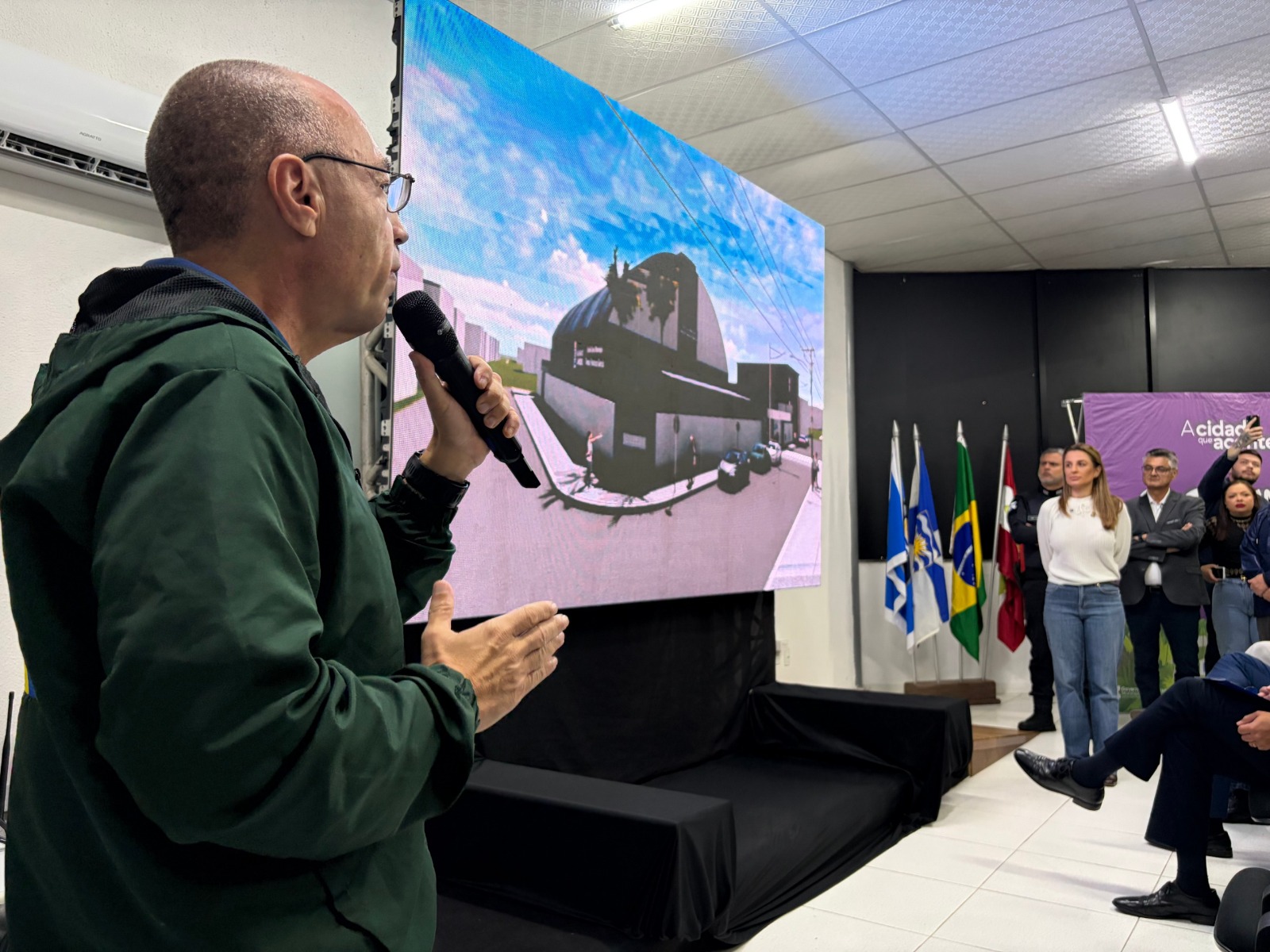 Na foto, o secretário de Segurança, Carlos Alberto de Araújo Gomes Júnior, falando sobre o colégio cívico-militar (Divulgação/PMBC)