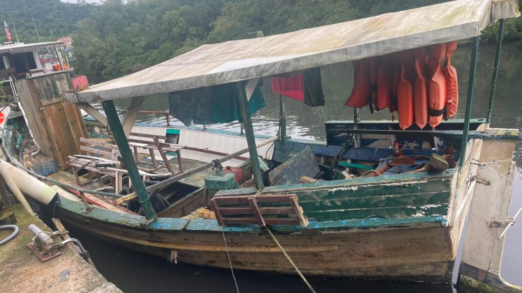 Barco serviu de moradia e foi recolhido (Divulgação/DCOI/]BC)