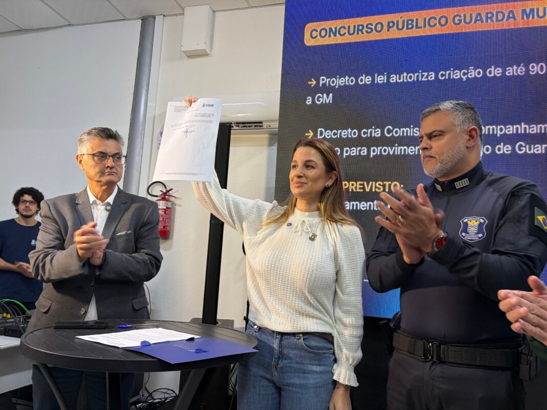 Prefeita Juliana na coletiva, ladeada pelo vice Nilson Probst e pelo comandante da GM, Fábio Rambo (Divulgação/PMBC)