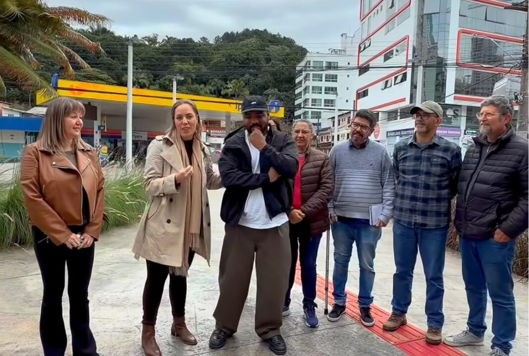 Local onde vai ocorrer a feira no Bairro Pioneiros, após projeto aprovado pela vereadora Jade Martins que na foto aparece ao lado de Ed Jr. (Divulgação/PMBC)