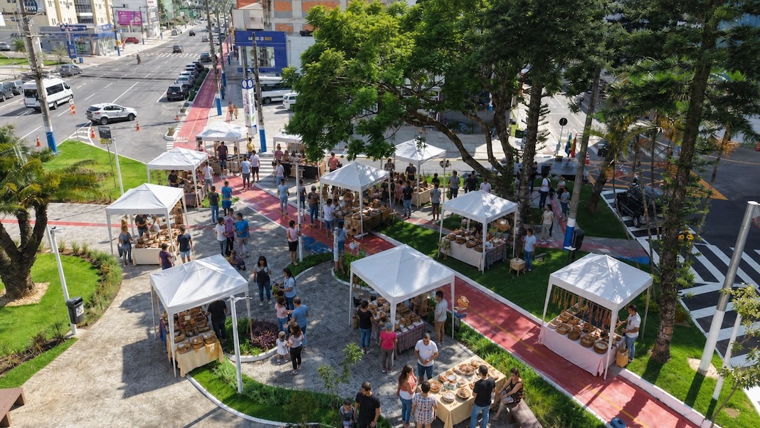 Imagem produzida com inteligência artificial a partir de fotografia da Prefeitura de Balneário Camboriú da Praça Valmor Manoel Germano Corrêa.
