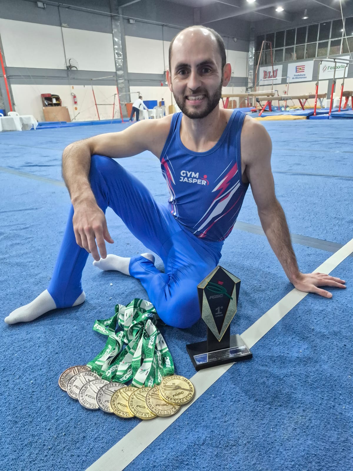 Emerson e suas medalhas que garantiram o título de campeão para Balneário Camboriú (Divulgação/FMEBC)