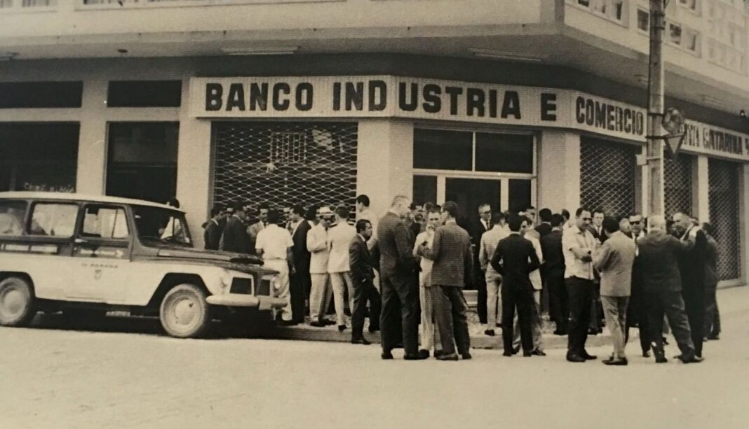 Foto histórica do Banco Inco, do ano de 1968. Crédito: Arquivo Histórico de Balneário Camboriú.