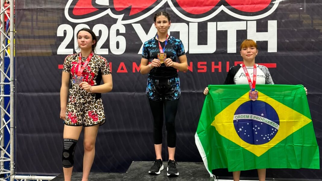 Kiara no pódio no sábado (8), com a bandeira do Brasil. (Crédito: Arquivo pessoal)