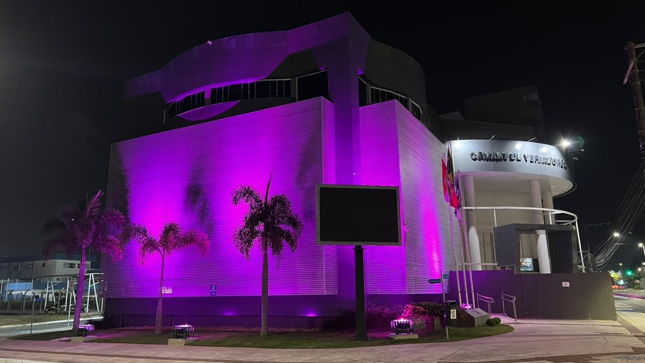 Câmara de Vereadores iluminada com a cor lilás nas noites desta sexta-feira (21), sábado (22) e domingo (23), como forma de marcar a mobilização do Agosto Lilás. (Divulgação)