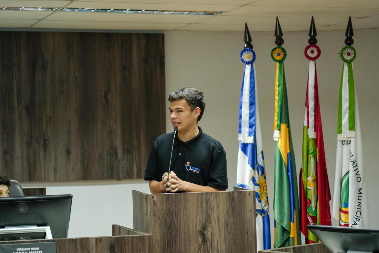 Richard Laurindo, representante da Banda Municipal, agradecendo a homenagem (Foto: Charles Camargo)