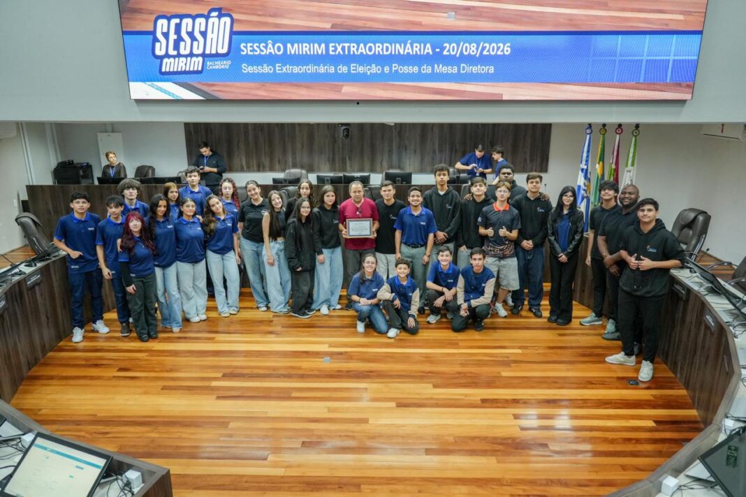 Vereadores mirins homenagearam a Banda Municipal (Foto: Charles Camargo)