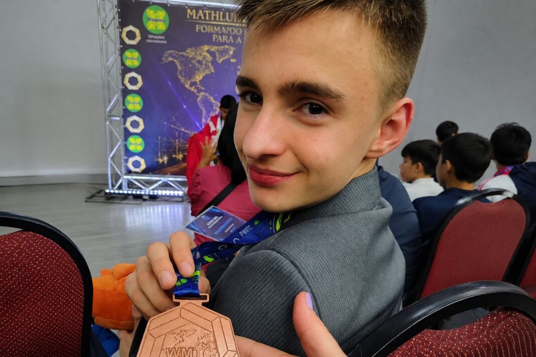 Nicolas com sua medalha, que garantiu a participação no mundial de matemática. (Crédito: Arquivo pessoal)