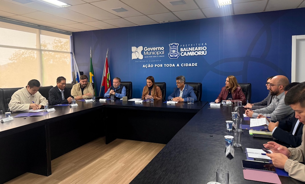 A prefeita Juliana Pavan e o vice Nilson Probst recepcionaram os empresários chineses (Divulgação/PMBC)