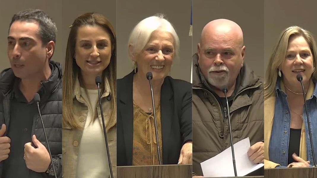 Vereador Marcelo Achutti, prefeita Juliana Pavan, jornalistas Marlise e Waldemar Cezar, vereadora Ciça Muller. (Divulgação/CVBC)