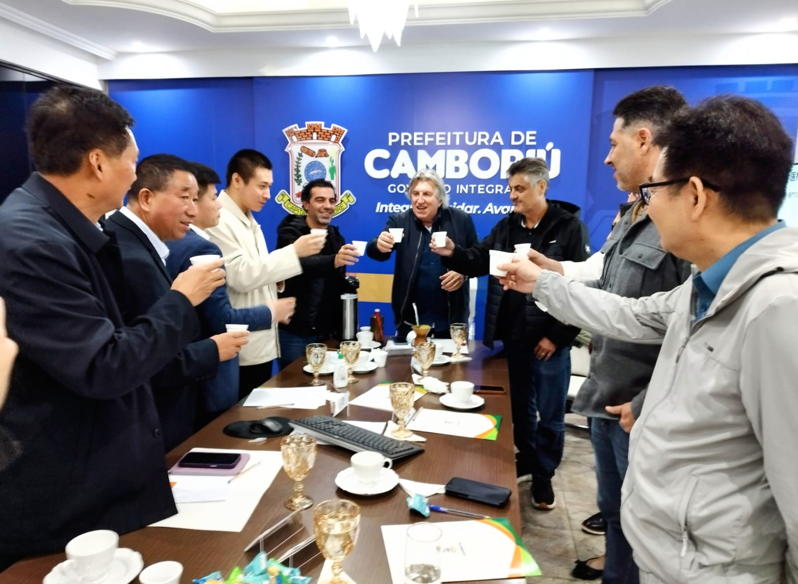 Prefeito saudou os visitantes com um brinde: ‘Ganbei’ (Divulgação/PMV)