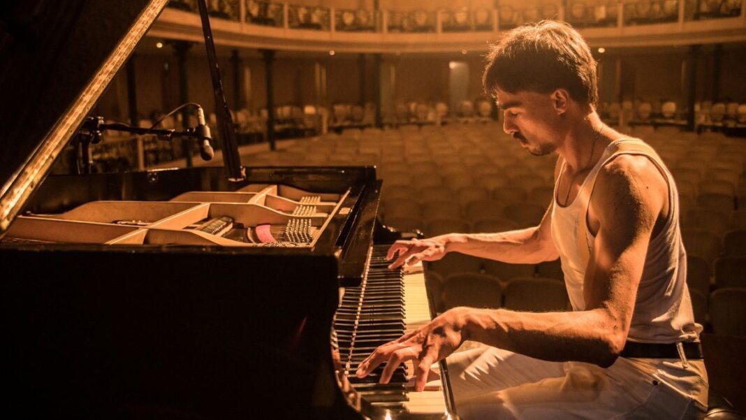 Bruno Hrabovsky apresenta releituras de clássicos do Queen em piano solo no espetáculo 