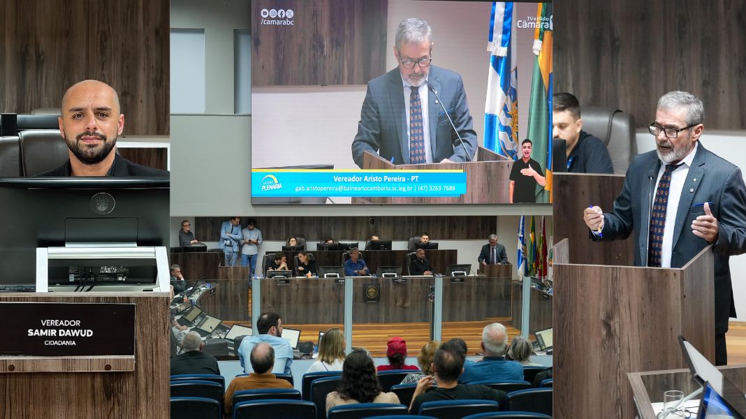 Na sessão desta terça (18), o vereador Samir assumiu a 1a Secretaria (E) e o suplente Aristo (D) foi empossado no lugar de Zanatta (Crédito Divulgação/Márcio Gonçalves)