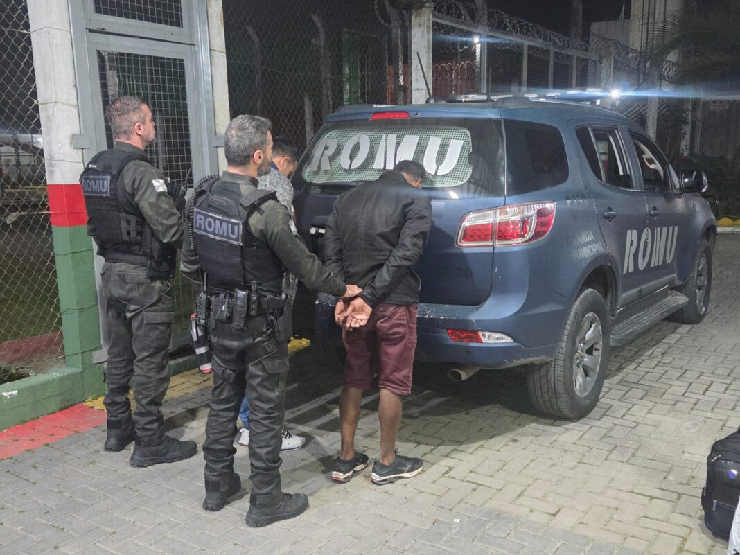 Os dois presos na rodoviária. (Crédito GMBC)