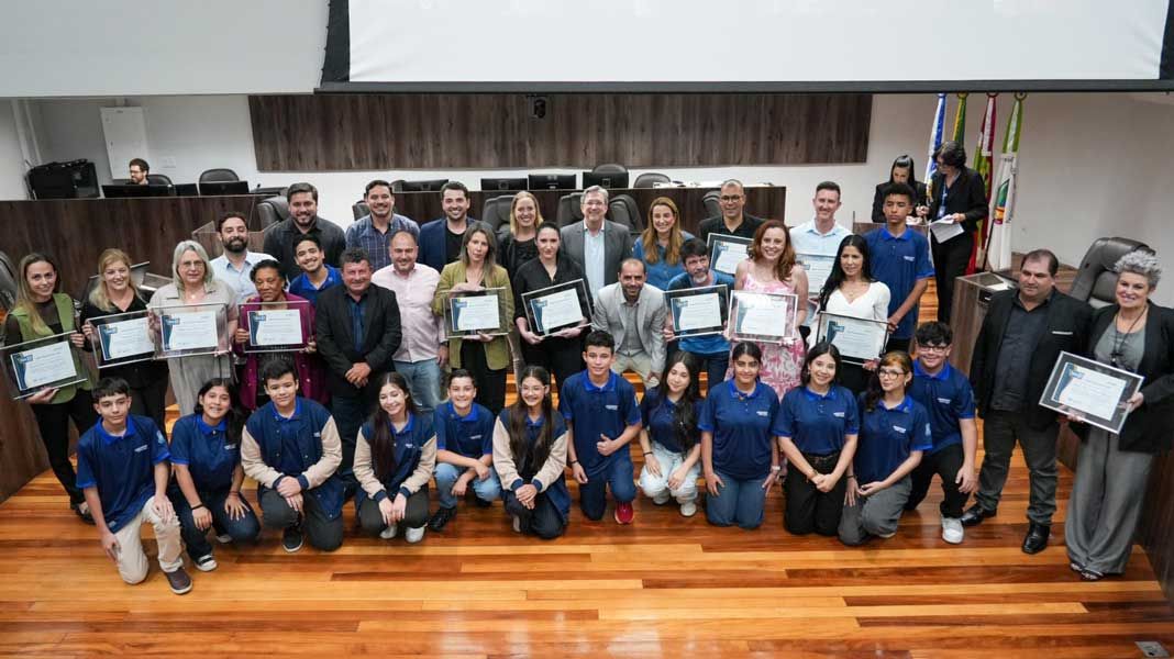 63 professores foram homenageados com a entrega do Prêmio Professor Nota Dez 2025. (Foto: Divulgação/CVBC)