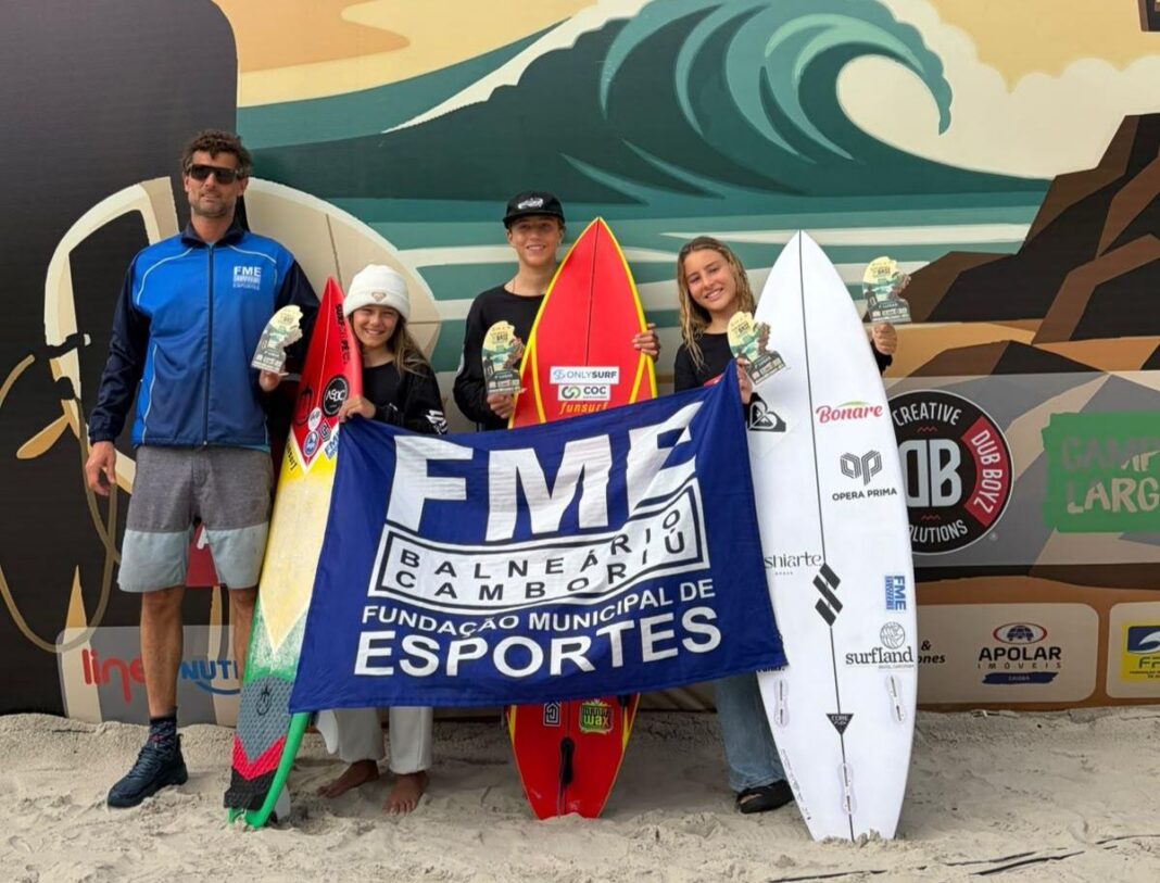 Nicole, Keoni e Luana com o professor Gustavo - os três atletas de Balneário se destacaram na competição em Matinhos. (Crédito Divulgação/FMEBC)
