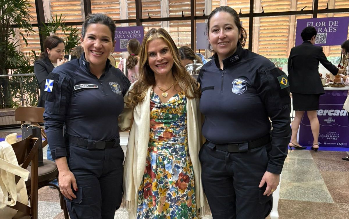 Tássia e Eliane com a juíza Luciana Fiala de Siqueira Carvalho (Divulgação)