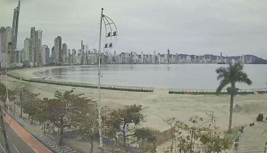 Balneário Camboriú na manhã desta segunda-feira (10). A semana será de tempo predominantemente fechado e chuvoso. (Foto BNU.Tv.)