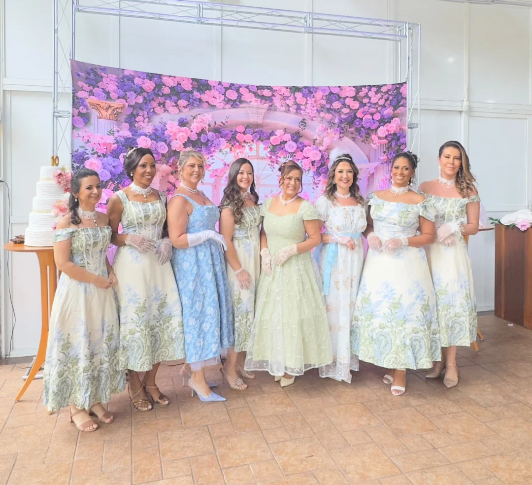 As voluntárias da Associação, trajadas a rigor: Ana Paula, Lu, Karina, Maila, Eliane, Fatima, Patrícia e Karen (Divulgação)