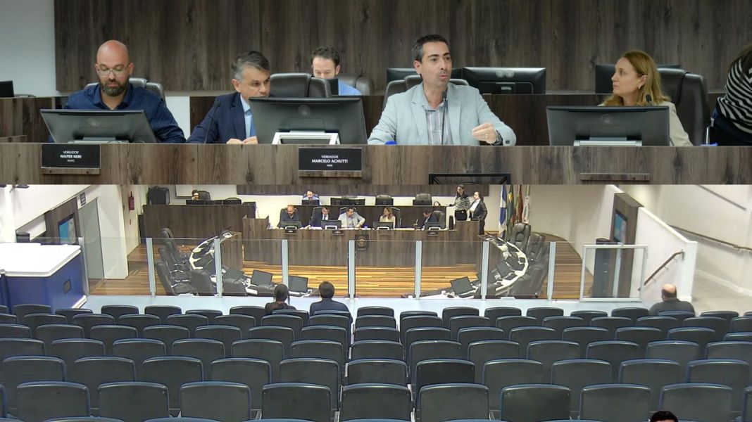 Vereador Achutti criticou baixa participação em audiência sobre diretrizes do orçamento de Balneário Camboriú para 2027 - as três pessoas presentes na plateia eram assessores de vereadores. (Crédito CVBC)