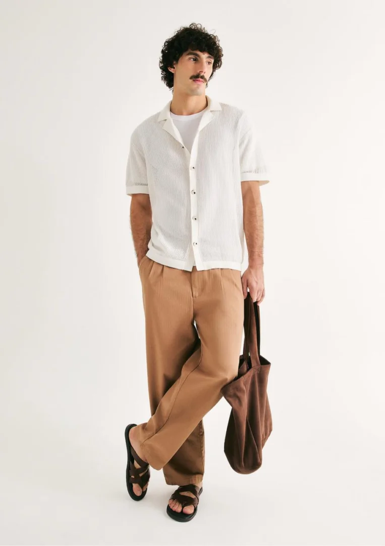 Camisa masculina em tricô vazado off-white. Foto Hering