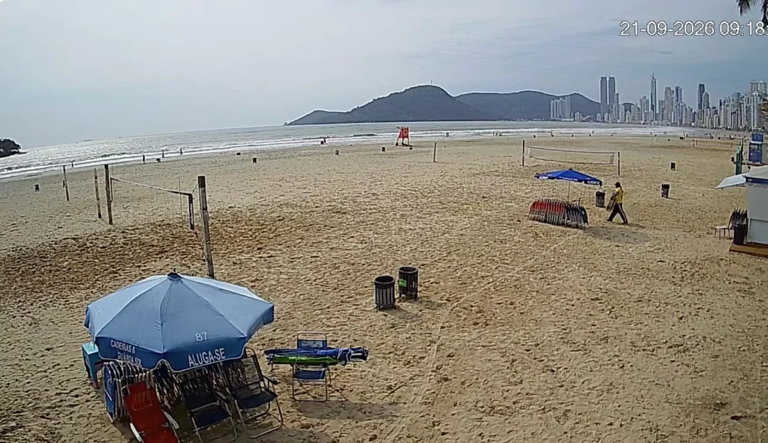 Praia Central de Balneário Camboriú nesta segunda-feira (21). Crédito Conexão DCTV.