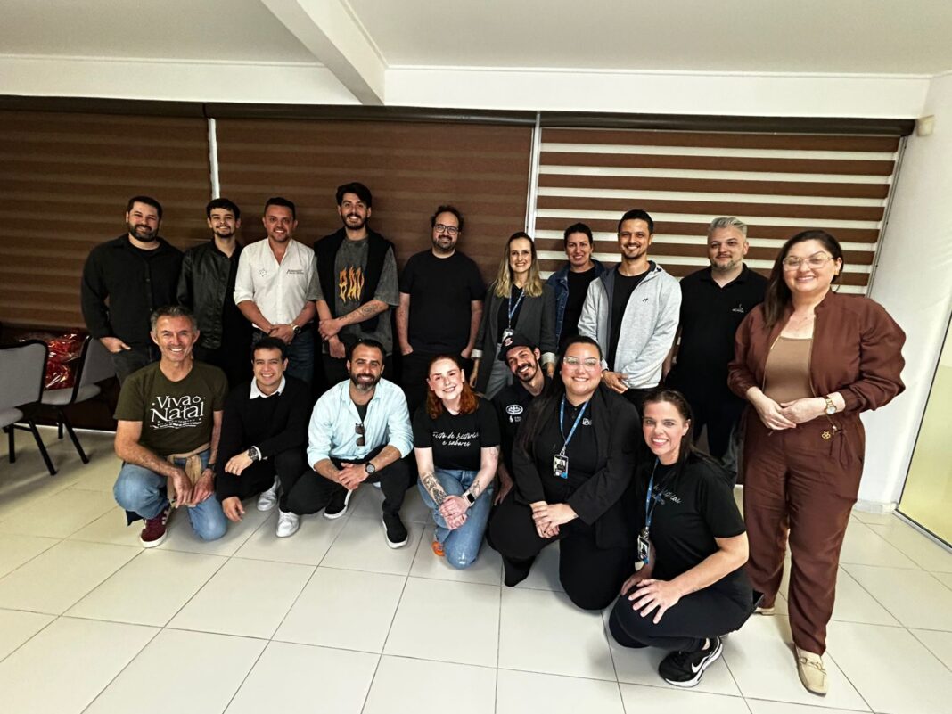 Na foto, representantes do BC Convention, dos restaurantes participantes, patrocinadores da 17ª edição do festival e da Secretaria de Turismo de Balneário Camboriú. (Foto Renata Rutes)