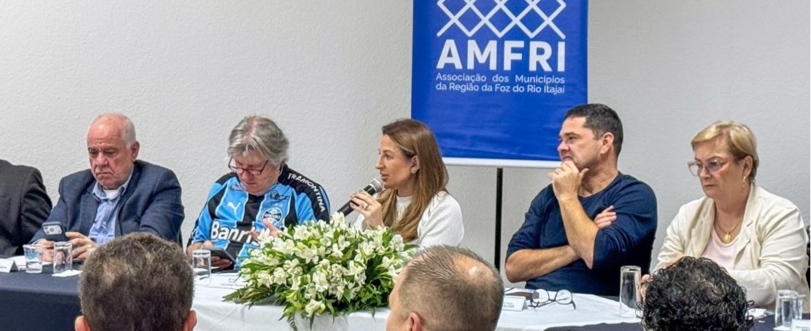O conselheiro Dado Cherem, os prefeitos Leonel, Juliana e Robinson e a secretária de Educação (Foto: Renata Rutes)