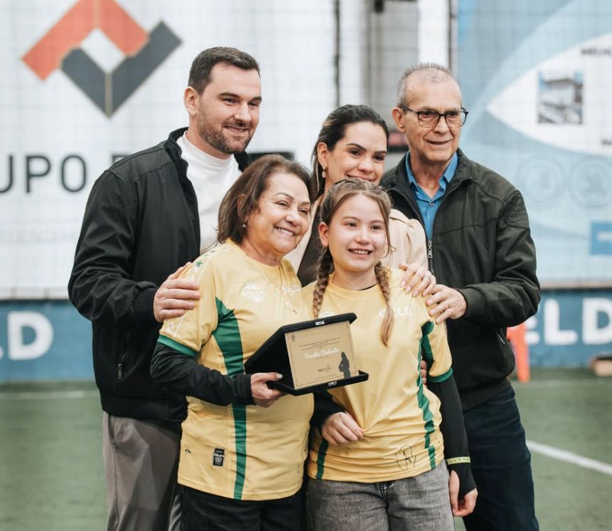 Família Dalmolin: Tiago Baumann (cunhado), Vanessa Dalmolin (irmã), Ademar Dalmolin (pai), Edna Dalmolin (mãe) e Lívia Dalmolin Faigel (filha) (Crédito: Divulgação CELD/Avoc Studio)