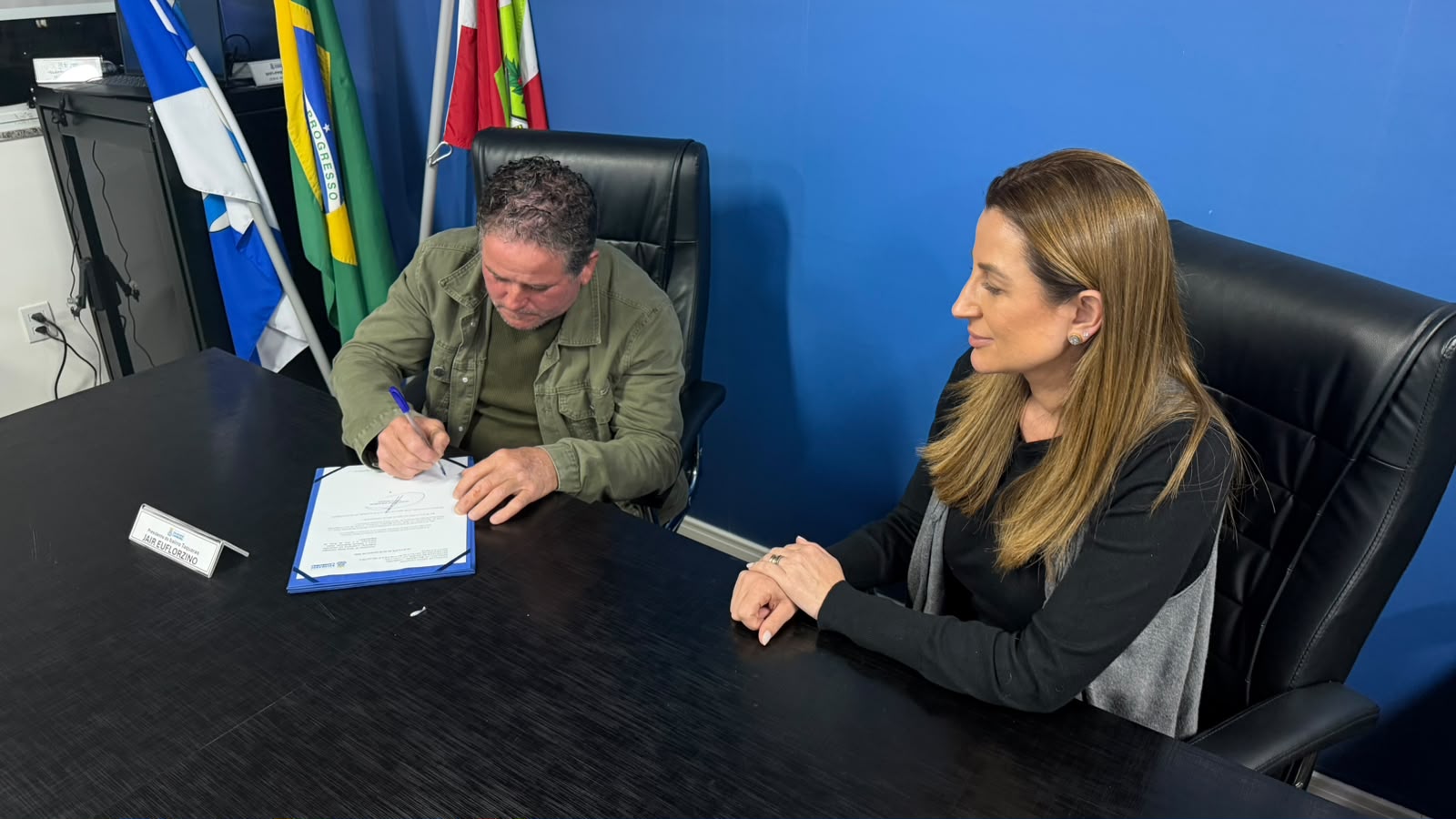 Jair Euflorzino com a prefeita Juliana (Divulgação/PMBC)
