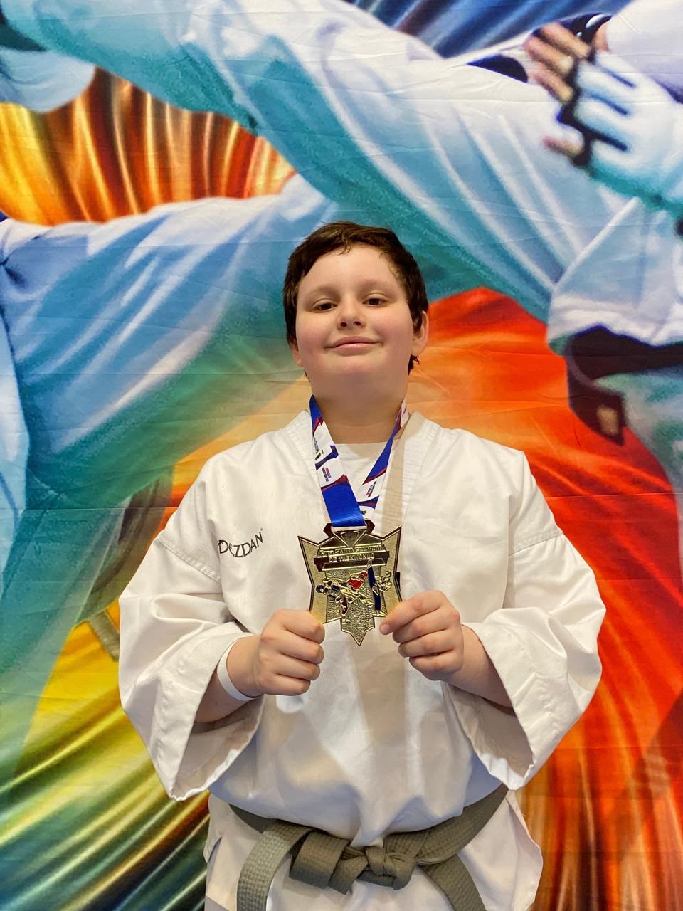 Enzo com sua medalha de ouro (Divulgação)