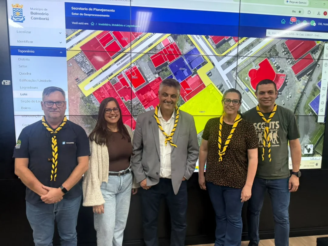 Representando o Grupo Escoteiro Suçuarana, estavam presentes no momento do envio da proposta o diretor-presidente, Silvio Gonçalves da Silva; o diretor de Gestão de Adultos, Marcos Antônio Furtado; a diretora Administrativa, Ana Paula Fialho; e a diretora de Marketing e Comunicação, Adrienne Rebelo Gonçalves. (terreno30set26 - O terreno que o grupo vai receber)