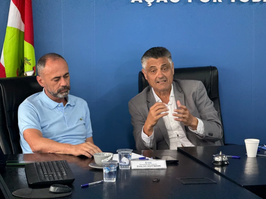 Evaldo Hoffmann com o prefeito em exercício Nilson Probst (Divulgação/PMBC)