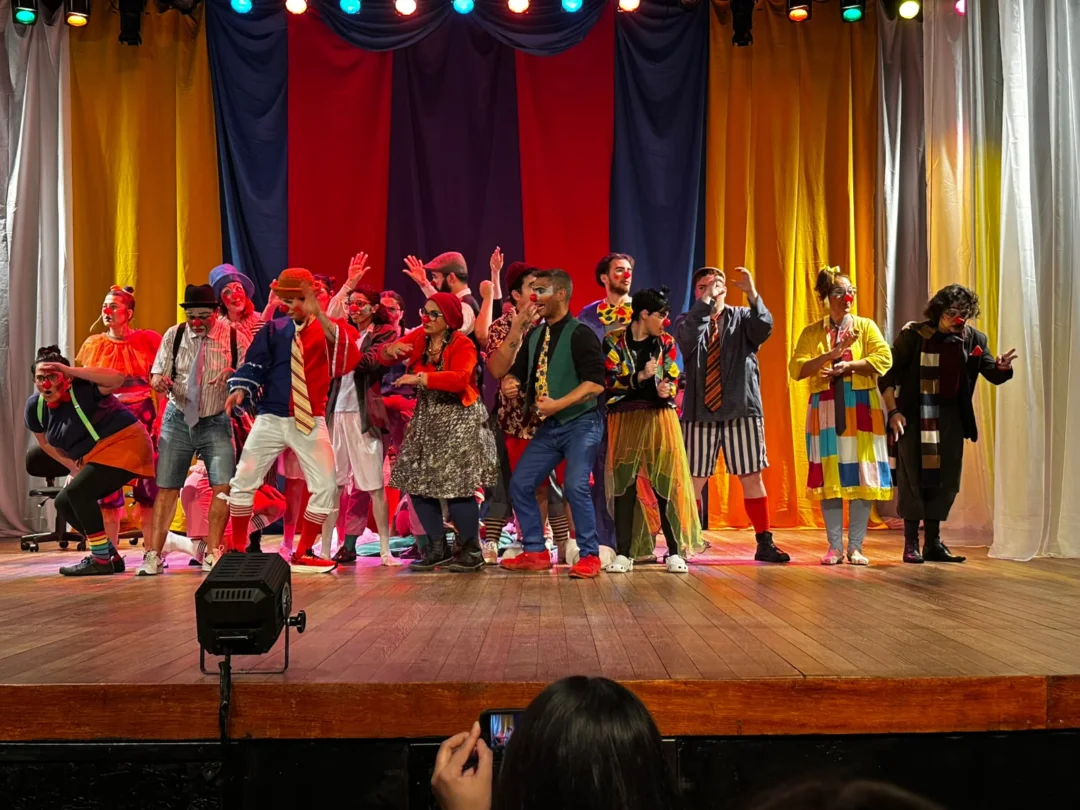 ‘As Mareadas’ formam mais de 20 Palhaços e Palhaças no palco do Teatro Municipal Bruno Nitz