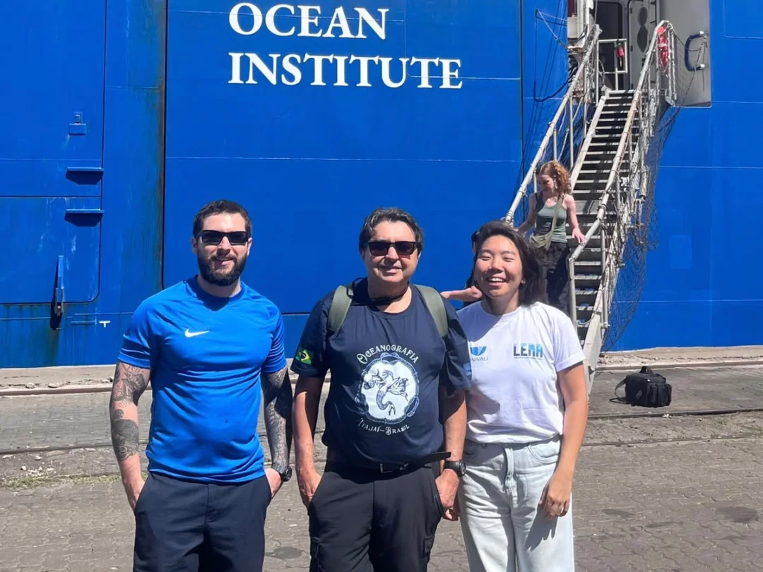 Lucas, Angel e Flávia, pesquisadores da Univali em expedição oceanográfica internacional (Divulgação)