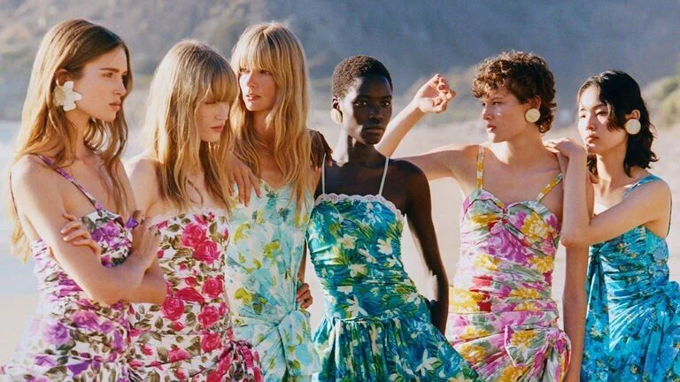 Vestidos florais e tecidos fluidos na campanha de verão 2026 da Chloé. (Crédito: Sam Rock/Chloé)