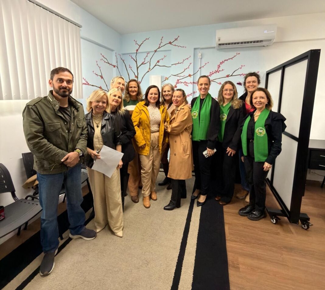 A vereadora Jade Martins (C), os delegados Ighor Siqueira de Araújo e Ruth Henn, da DPCAMI e representantes do SindiMulher, Sindilojas, Fraternidade Feminina Cruzeiro do Sul e Lions Clube Balneário Camboriú CL Célio Gascho, que apoiaram a iniciativa (Crédito CVBC)