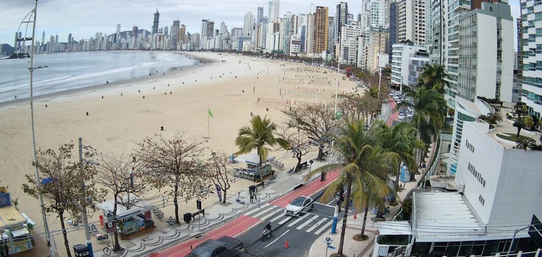 Balneário Camboriú com tempo nublado nesta terça (8). (Foto BNU.Tv.)