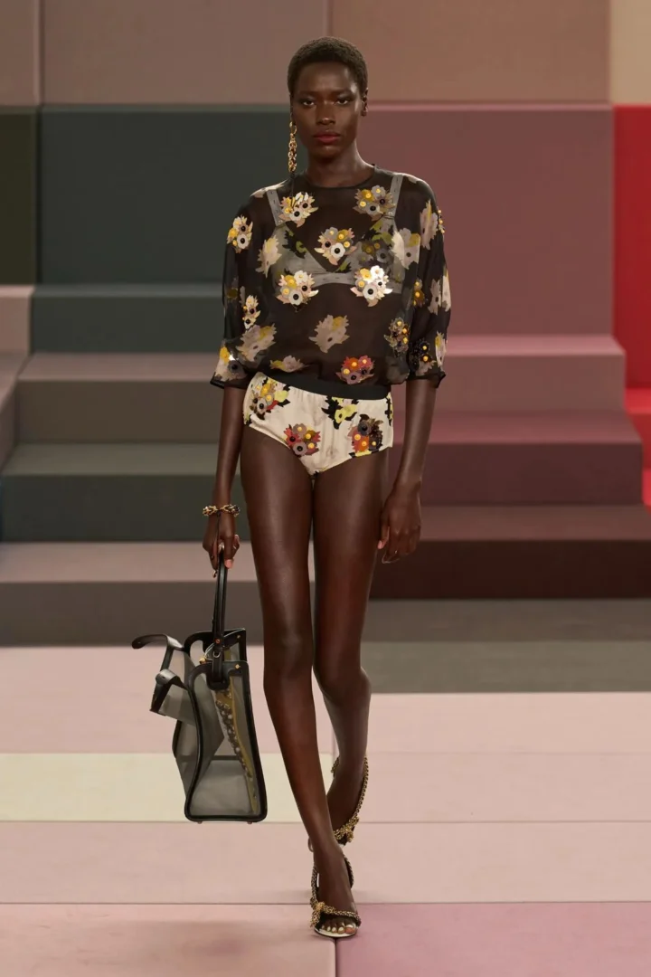 Transparência e aplicações florais se encontram em look da Fendi para a primavera/verão 2026. (Crédito: Divulgação)