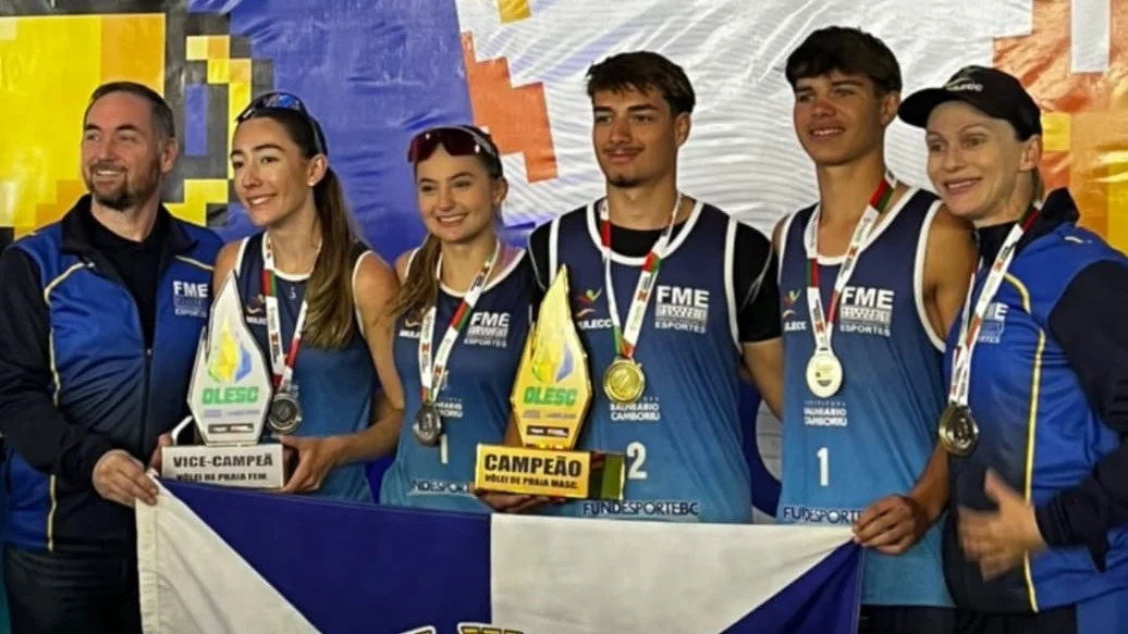 O diretor técnico Arrigo, as vice-campeãs Isadora e Sofia, os campeões Arthur e Kelvin e a técnica Leize (Foto Divulgação/AMULECC/FMEBC)