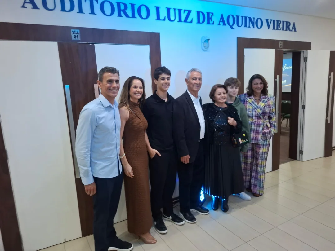 Luiz de Aquino Vieira com a família em frente ao auditório que agora leva o seu nome (Foto: Luciana Zonta)